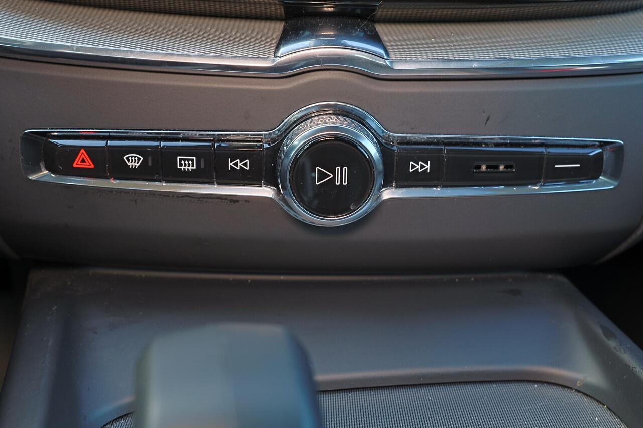 Volvo XC60 T6 Recharge AWD Plus Dark - Panorama/schuifdak - IntelliSafe Assist & Surround - 360º Camera - Verwarmde voorstoelen, stuur & achterbank - Parkeersensoren voor & achter - Elektr. bedienb. voorstoelen met geheugen - Draadloze tel. lader - Elektr. inklapbar