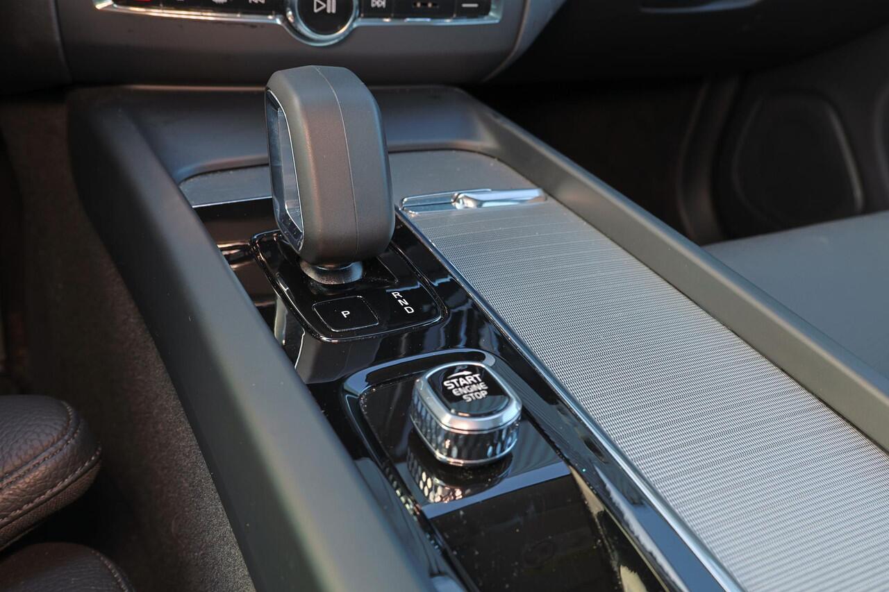 Volvo XC60 T6 Recharge AWD Plus Dark - Panorama/schuifdak - IntelliSafe Assist & Surround - 360º Camera - Verwarmde voorstoelen, stuur & achterbank - Parkeersensoren voor & achter - Elektr. bedienb. voorstoelen met geheugen - Draadloze tel. lader - Elektr. inklapbar