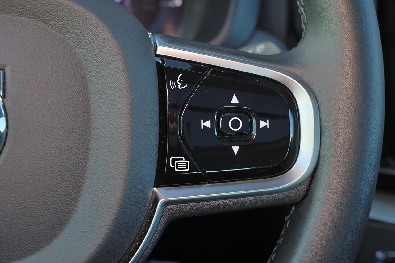 Volvo XC60 T6 Recharge AWD Plus Dark - Panorama/schuifdak - IntelliSafe Assist & Surround - 360º Camera - Verwarmde voorstoelen, stuur & achterbank - Parkeersensoren voor & achter - Elektr. bedienb. voorstoelen met geheugen - Draadloze tel. lader - Elektr. inklapbar