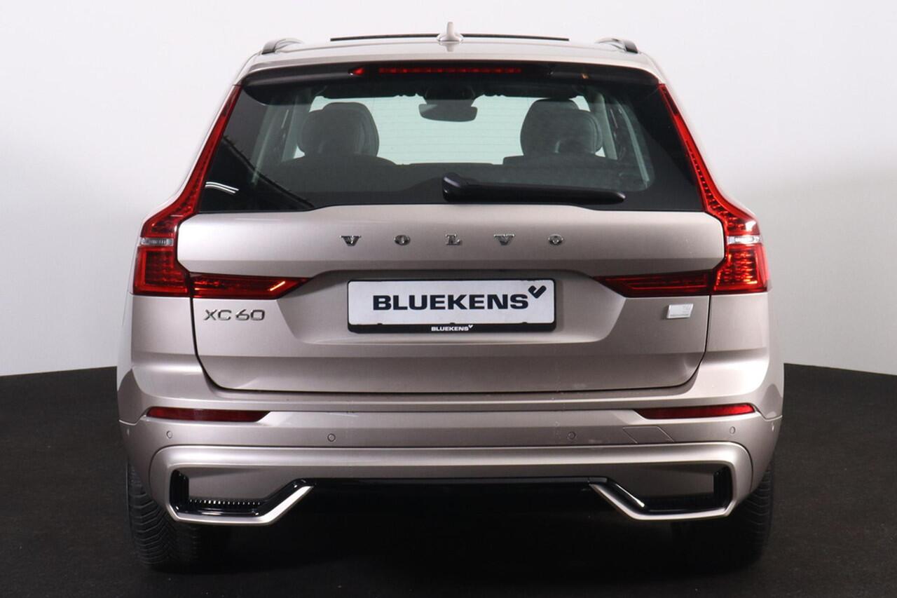 Volvo XC60 T6 Recharge AWD Plus Dark - Panorama/schuifdak - IntelliSafe Assist & Surround - 360º Camera - Verwarmde voorstoelen, stuur & achterbank - Parkeersensoren voor & achter - Elektr. bedienb. voorstoelen met geheugen - Draadloze tel. lader - Elektr. inklapbar