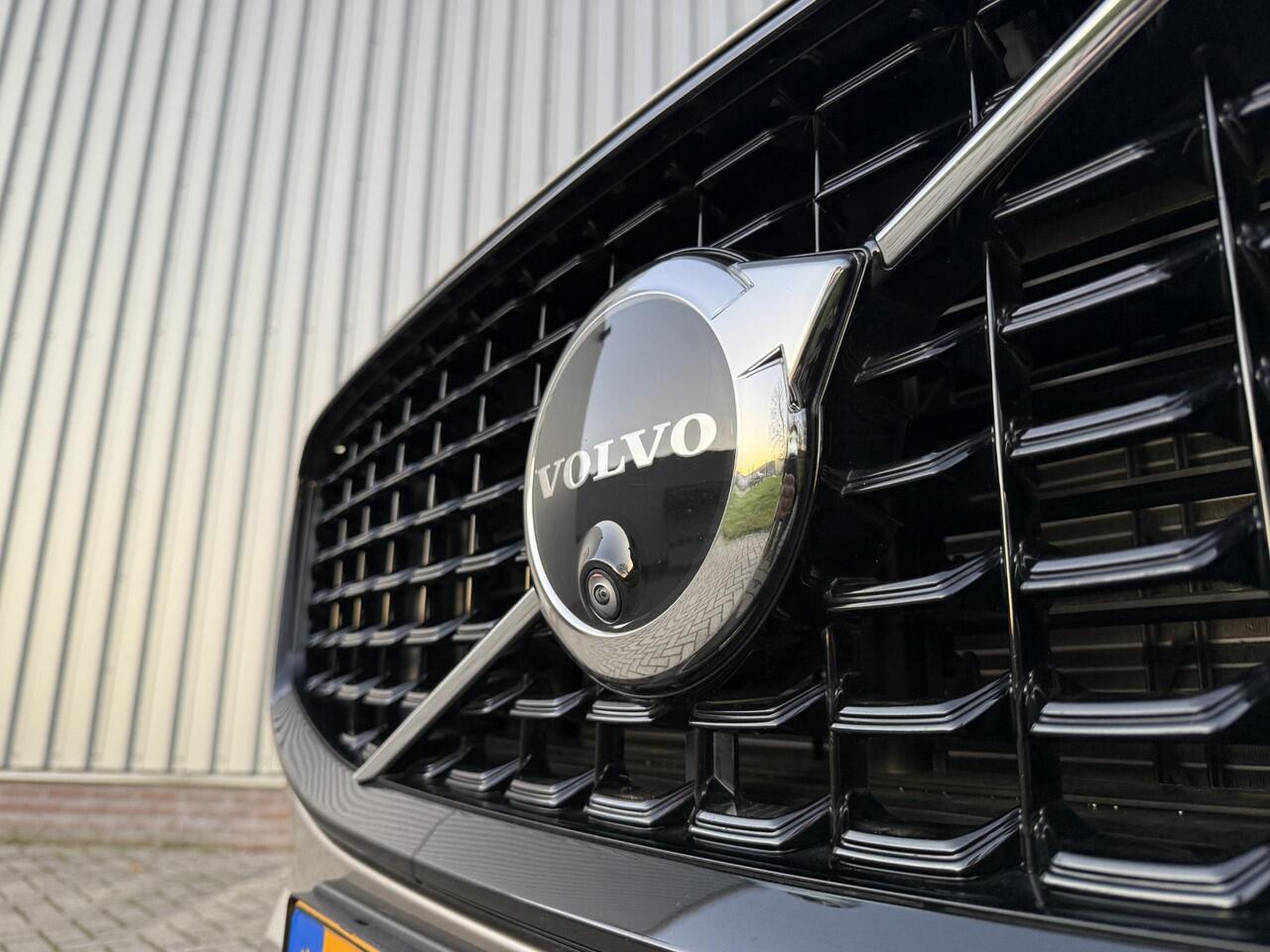 Volvo XC60 2.0 T6 Plug-in hybrid AWD Ultimate Dark | 360-camera | Schuif/kanteldak | Head-up display |