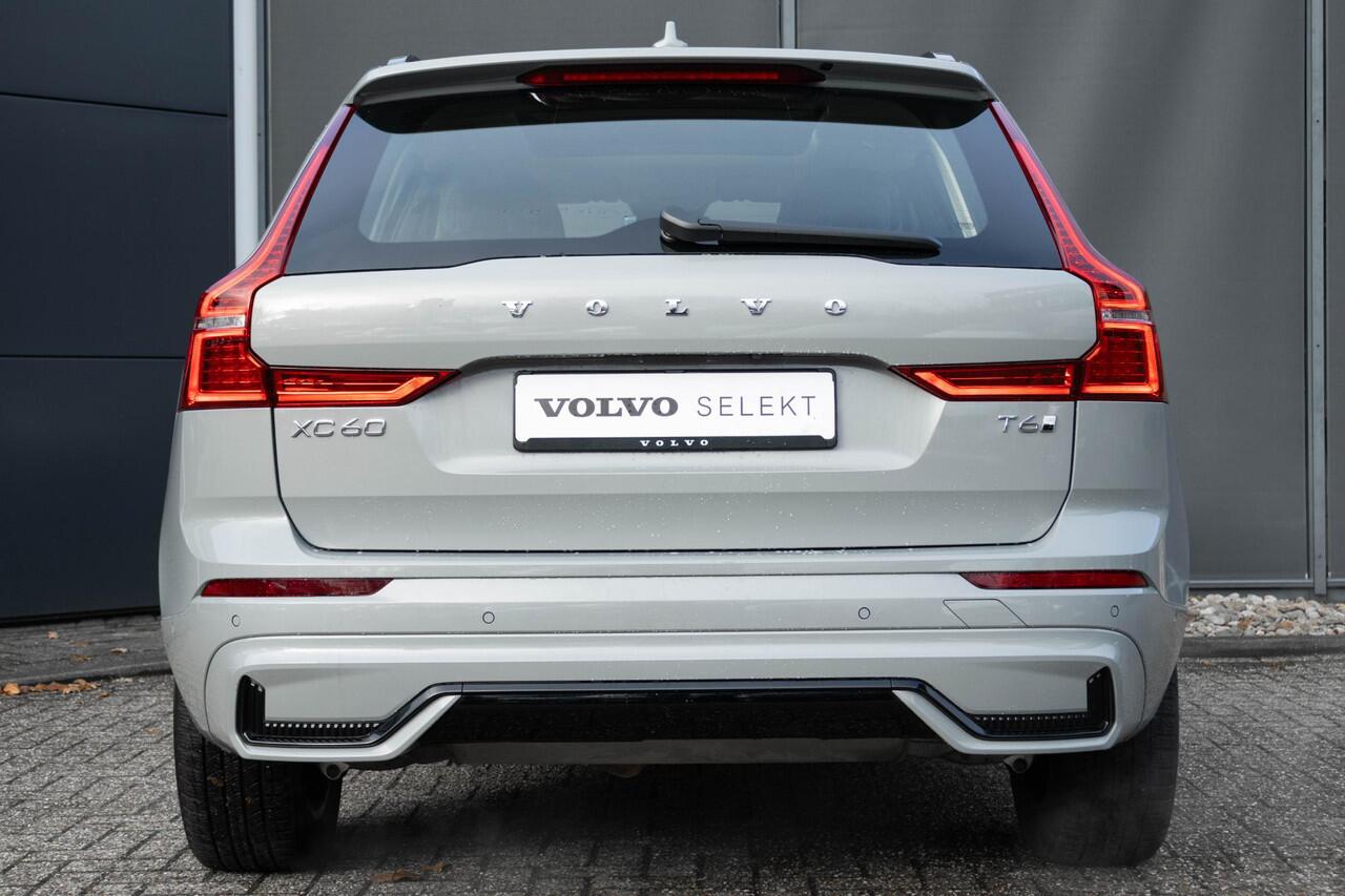 Volvo XC60 T6 Plug-in hybrid AWD Plus Dark | Verwarmde Voorstoelen, Stuurwiel en Achterbank | Semi- Elektrische Trekhaak | Panoramadak met Schuif-/Kantelfunctie | 360-Camera | AppleCarplay / AndroidAuto | Adaptieve Cruise Control | BLIS | |
