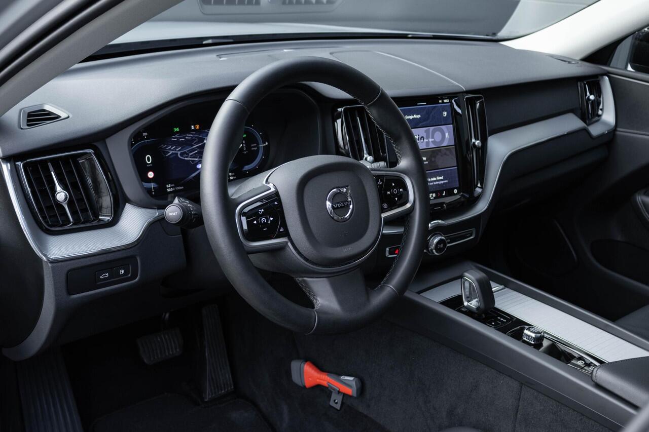 Volvo XC60 T6 Plug-in hybrid AWD Plus Dark | Verwarmde Voorstoelen, Stuurwiel en Achterbank | Semi- Elektrische Trekhaak | Panoramadak met Schuif-/Kantelfunctie | 360-Camera | AppleCarplay / AndroidAuto | Adaptieve Cruise Control | BLIS | |