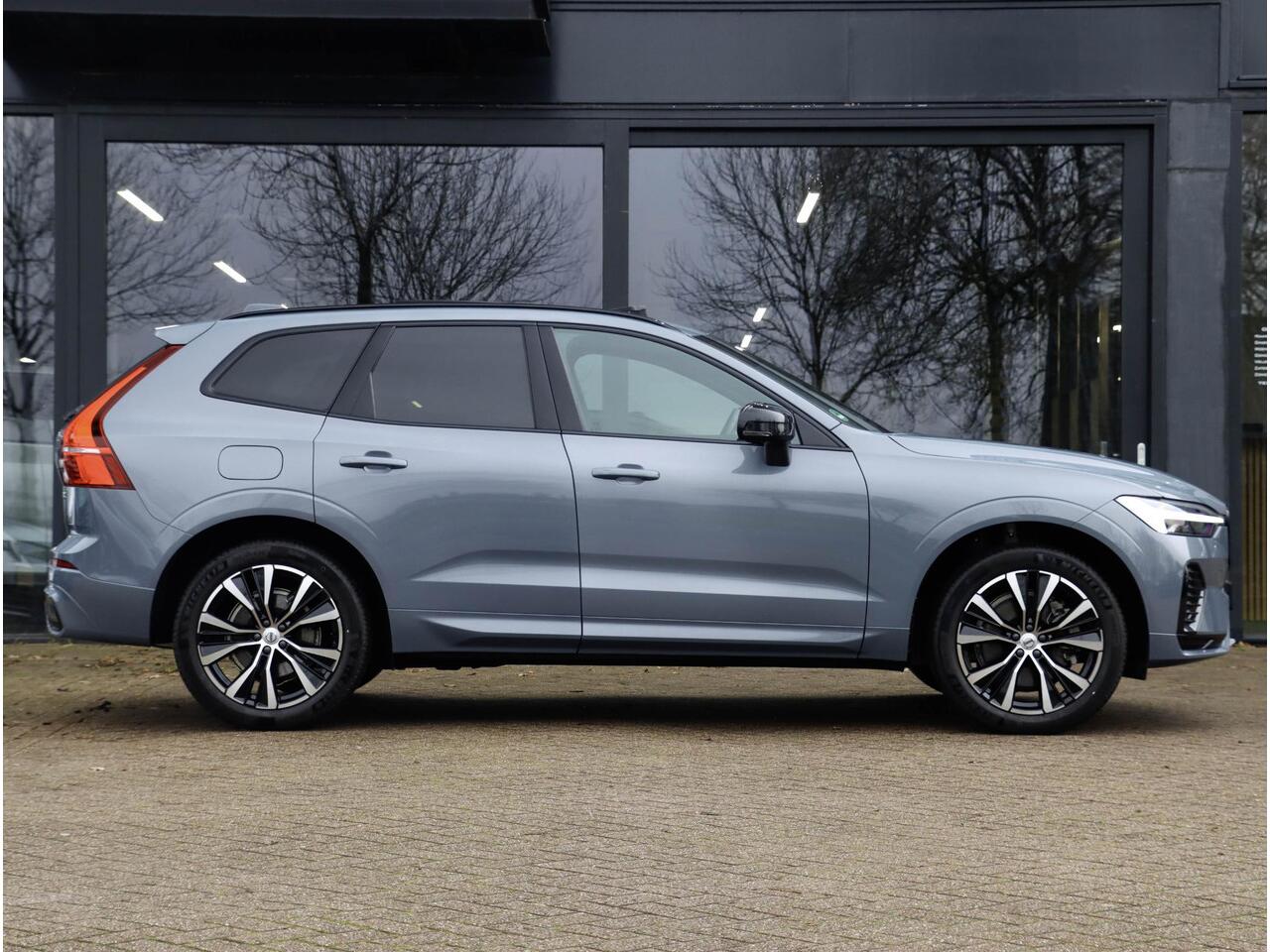 Volvo XC60 B4 Plus Dark Auto Panoramadak Harman Kardon 197pk