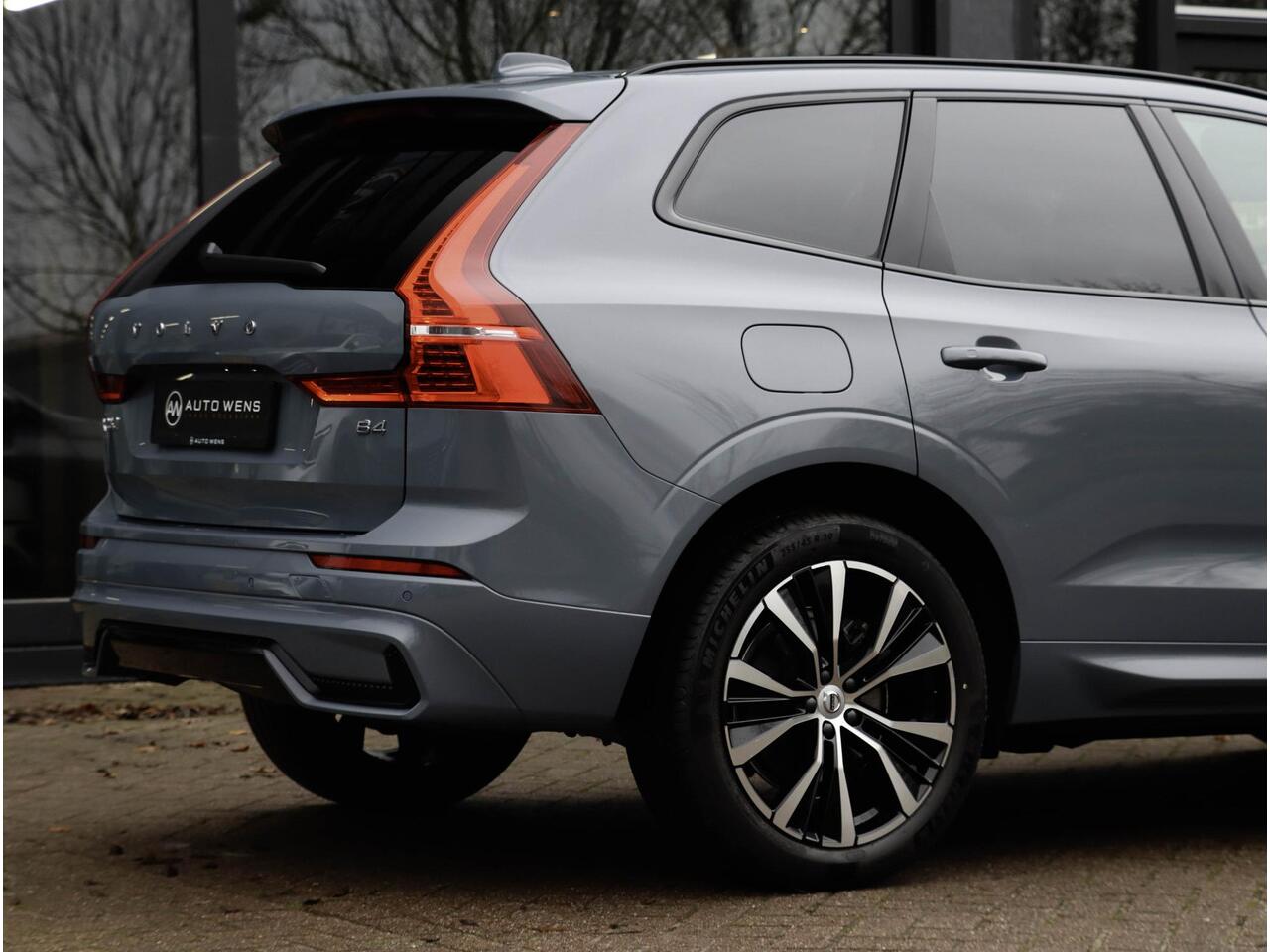 Volvo XC60 B4 Plus Dark Auto Panoramadak Harman Kardon 197pk