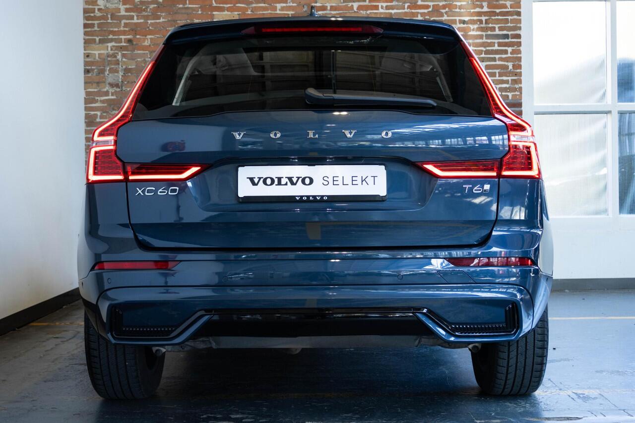Volvo XC60 T6 Plug-in hybrid AWD Plus Dark | Adaptive cruise control | 360° parkeercamera | BLIS | Wegklapbare trekhaak | Panoramadak | Stoel en stuurwielverwarming | Lederen bekleding | Google infotainment | Parkeersensoren voor + achter