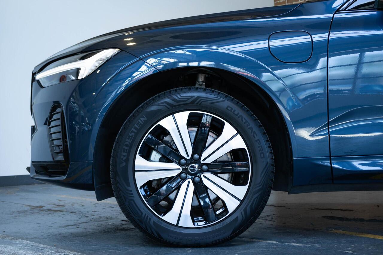 Volvo XC60 T6 Plug-in hybrid AWD Plus Dark | Adaptive cruise control | 360° parkeercamera | BLIS | Wegklapbare trekhaak | Panoramadak | Stoel en stuurwielverwarming | Lederen bekleding | Google infotainment | Parkeersensoren voor + achter