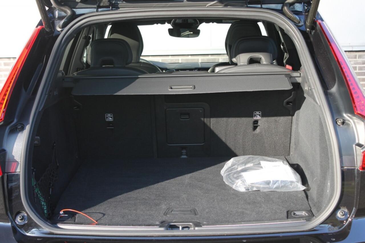 Volvo XC60 2.0 T6 AWD Black Edition - Pano - Luchtvering - Harman/Kardon