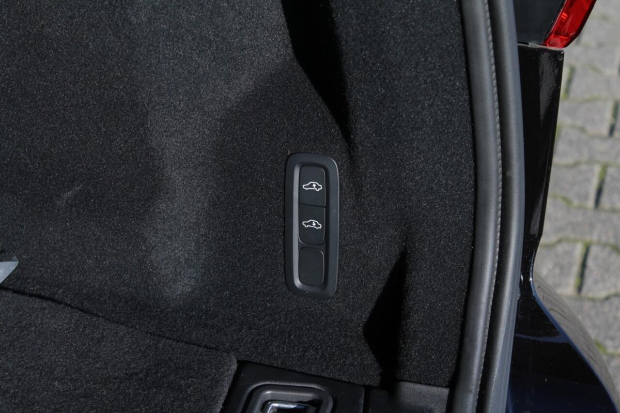 Volvo XC60 2.0 T6 AWD Black Edition - Pano - Luchtvering - Harman/Kardon