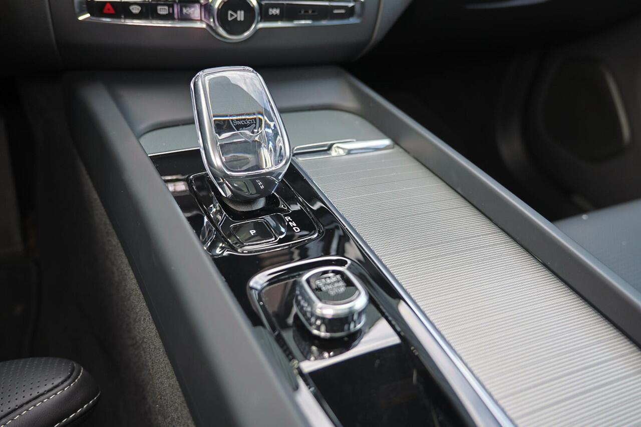 Volvo XC60 T6 Recharge AWD Ultra Black Edition - Panorama/schuifdak - IntelliSafe Assist & Surround - 360º Camera - Harman/Kardon audio - Adaptieve LED koplampen - Verwarmde voorstoelen & stuur - Parkeersensoren voor & achter - Elektr. bedienb. voorstoelen met geheu