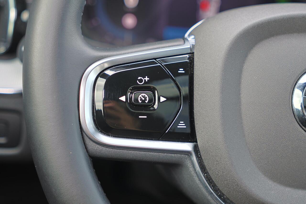 Volvo XC60 T6 Recharge AWD Ultra Black Edition - Panorama/schuifdak - IntelliSafe Assist & Surround - 360º Camera - Harman/Kardon audio - Adaptieve LED koplampen - Verwarmde voorstoelen & stuur - Parkeersensoren voor & achter - Elektr. bedienb. voorstoelen met geheu