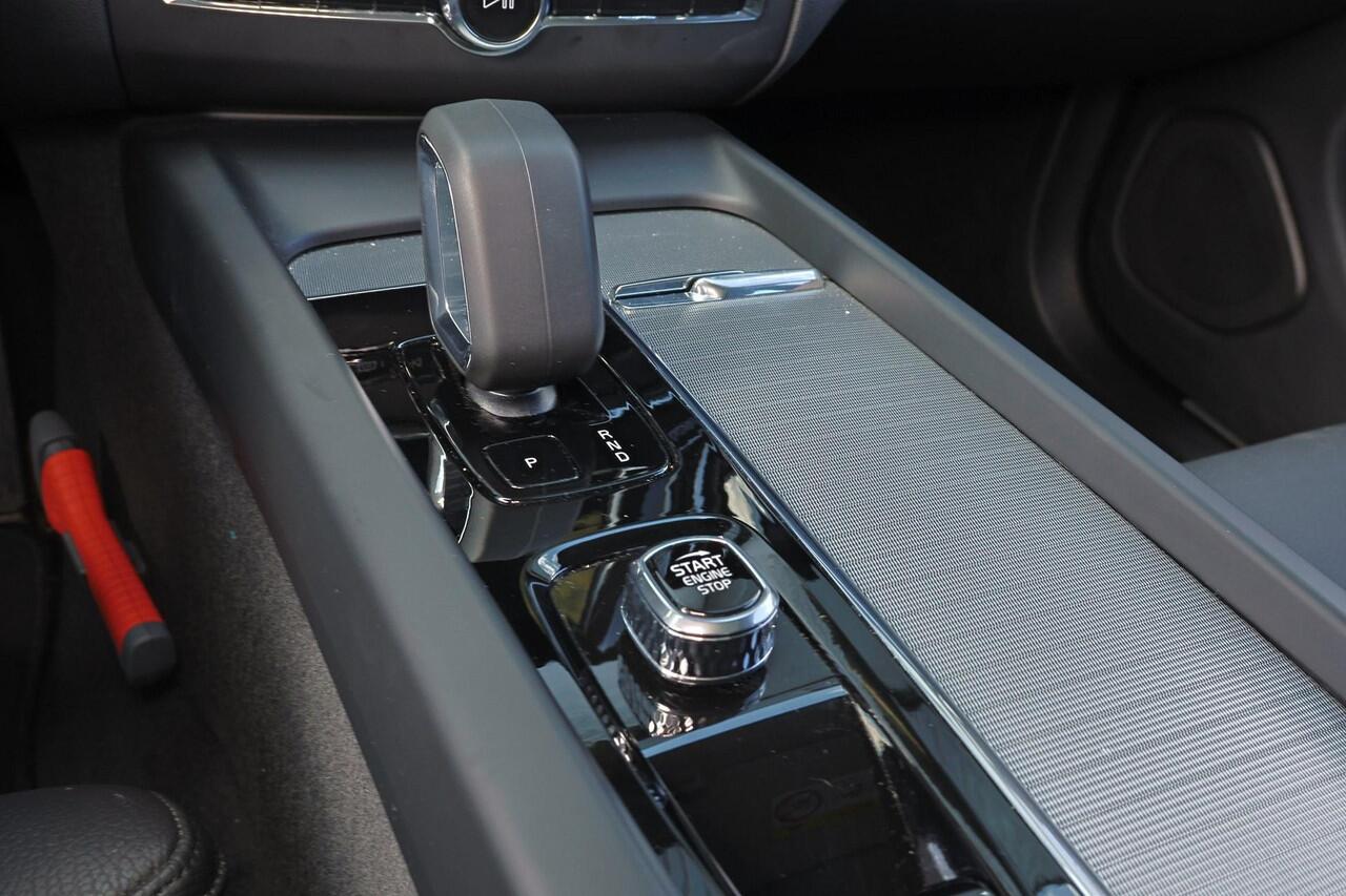 Volvo XC60 T6 Recharge AWD Plus Dark - Panorama/schuifdak - IntelliSafe Assist & Surround - 360º Camera - Verwarmde voorstoelen, stuur & achterbank - Parkeersensoren voor & achter - Elektr. bedienb. voorstoelen met geheugen - Draadloze tel. lader - Elektr. inklapbar