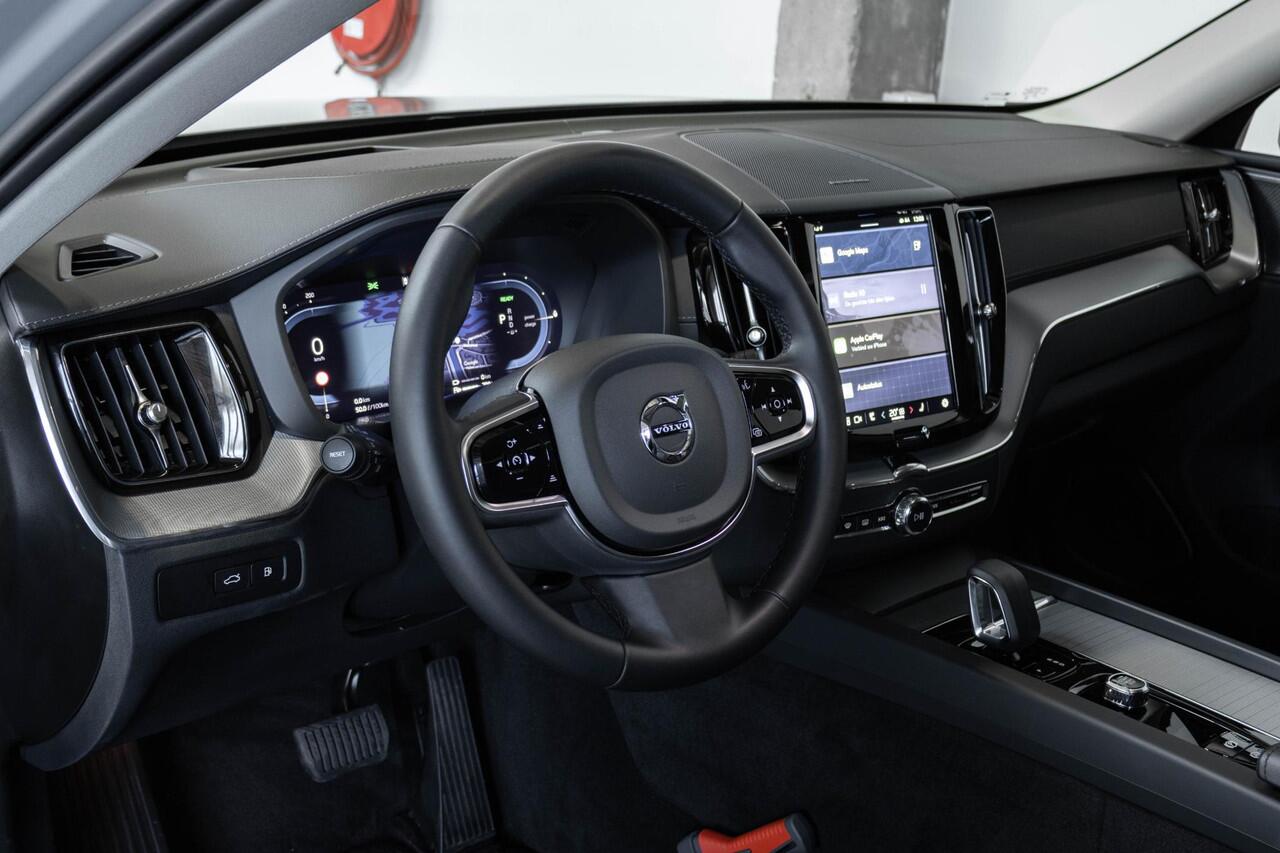 Volvo XC60 T6 Plug-in hybrid AWD Ultra Dark | Panoramadak met Schuif-/Kantelfunctie | Semi- Elektrische Trekhaak | Verwarmde Voorstoelen, Stuurwiel en Achterbank | Harman Kardon Premium Audio | 360 graden Camera | Adaptieve Cruise Control | Draadloze Telefoonlader