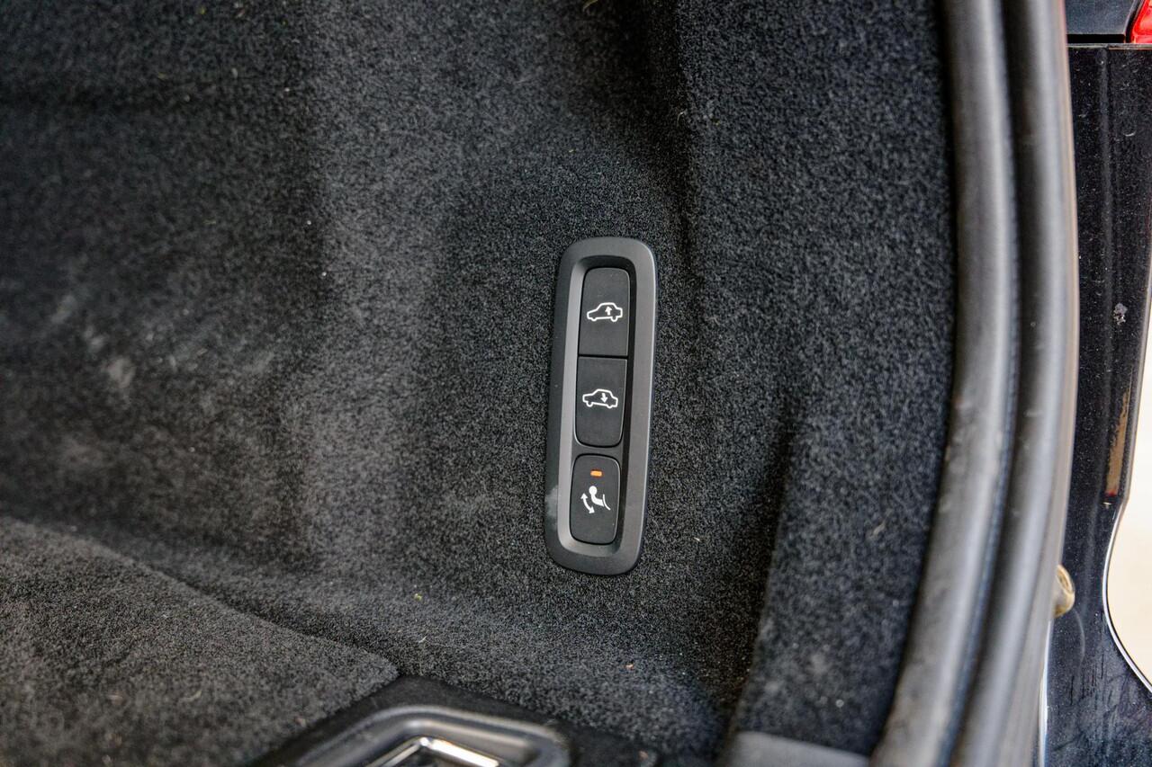 Volvo XC60 2.0 T8 Plug-in hybrid AWD Ultimate Black Edition Luchtvering, Trekhaak, 21", Panoramadak