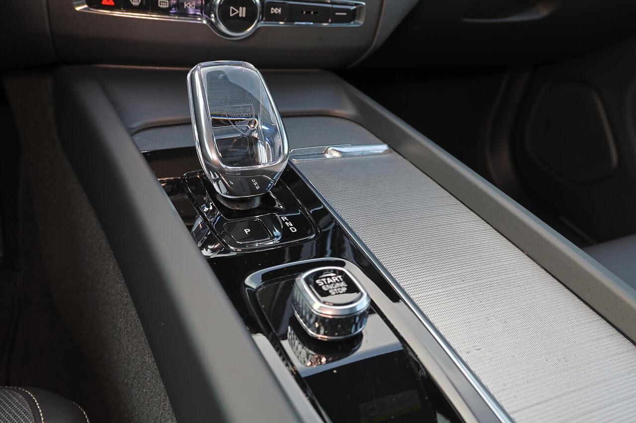 Volvo XC60 T6 Recharge AWD Ultra Black Edition - Panorama/schuifdak - IntelliSafe Assist & Surround - 360º Camera - Harman/Kardon audio - Adaptieve LED koplampen - Verwarmde voorstoelen, stuur & achterbank - Parkeersensoren voor & achter - Elektr. bedienb. voorstoel