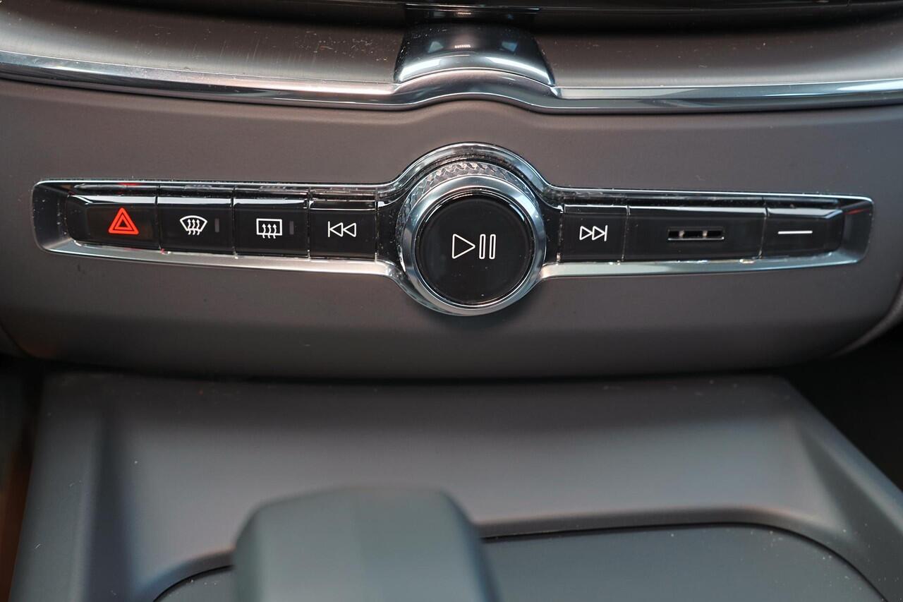 Volvo XC60 T6 Recharge AWD Core Bright - Panorama/schuifdak - IntelliSafe Assist & Surround - Adaptieve LED koplampen - Parkeercamera achter - Verwarmde voorstoelen, stuur & achterbank - Parkeersensoren voor & achter - Draadloze tel. lader - 18' LMV