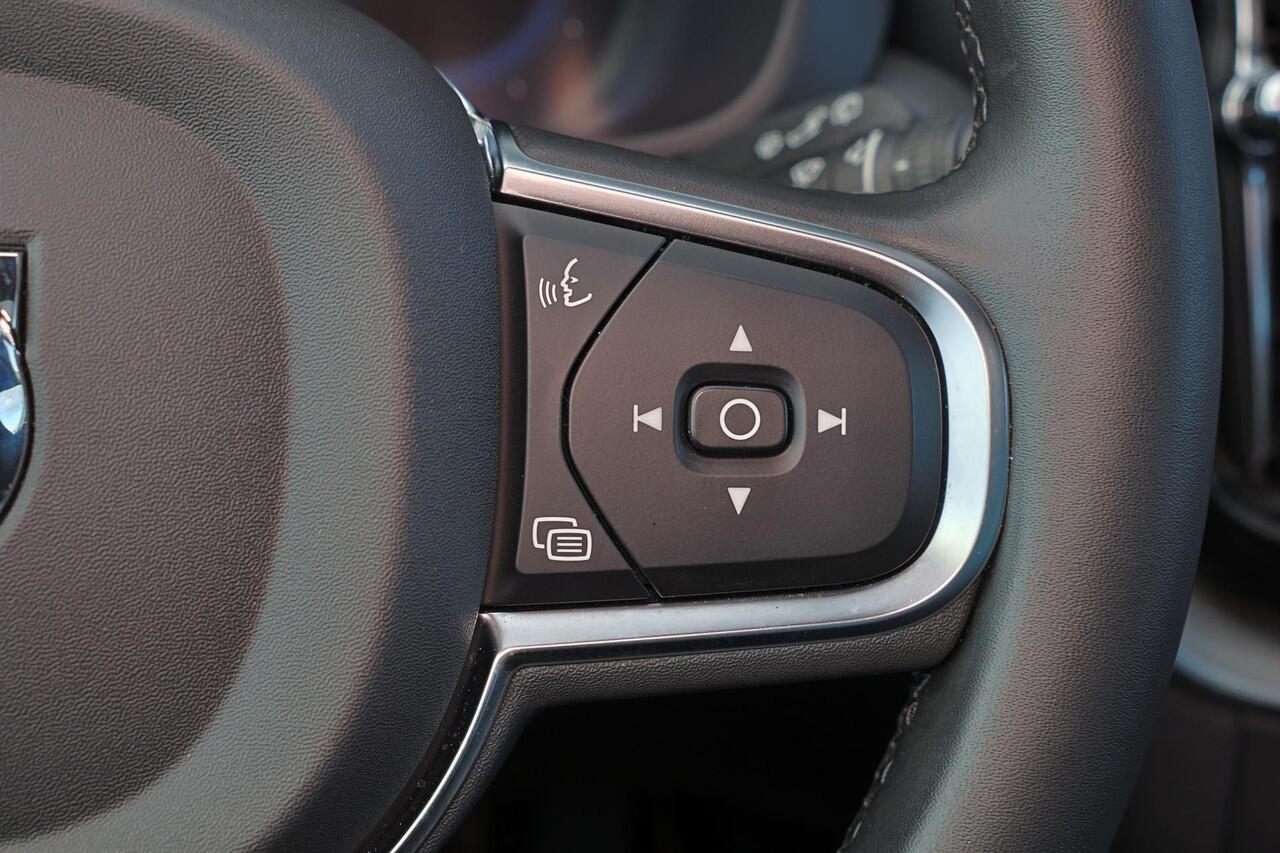 Volvo XC60 T6 Recharge AWD Core Bright - Panorama/schuifdak - IntelliSafe Assist & Surround - Adaptieve LED koplampen - Parkeercamera achter - Verwarmde voorstoelen, stuur & achterbank - Parkeersensoren voor & achter - Draadloze tel. lader - 18' LMV