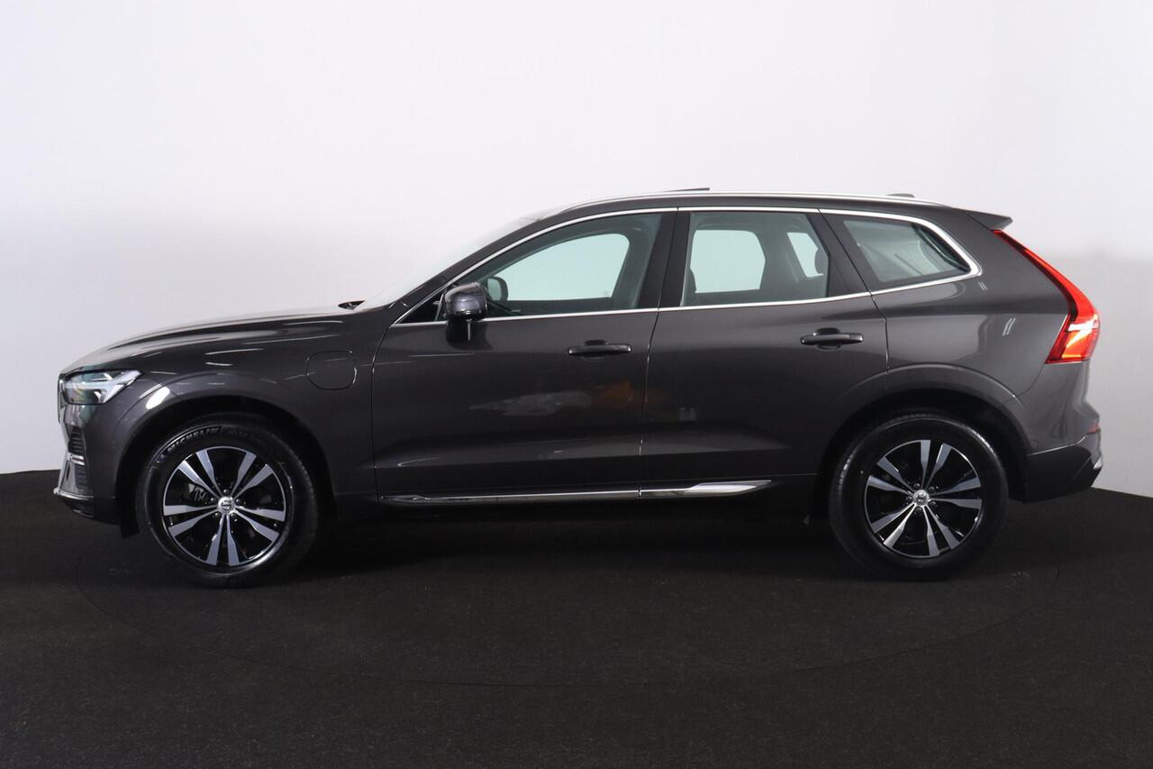 Volvo XC60 T6 Recharge AWD Core Bright - Panorama/schuifdak - IntelliSafe Assist & Surround - Adaptieve LED koplampen - Parkeercamera achter - Verwarmde voorstoelen, stuur & achterbank - Parkeersensoren voor & achter - Draadloze tel. lader - 18' LMV