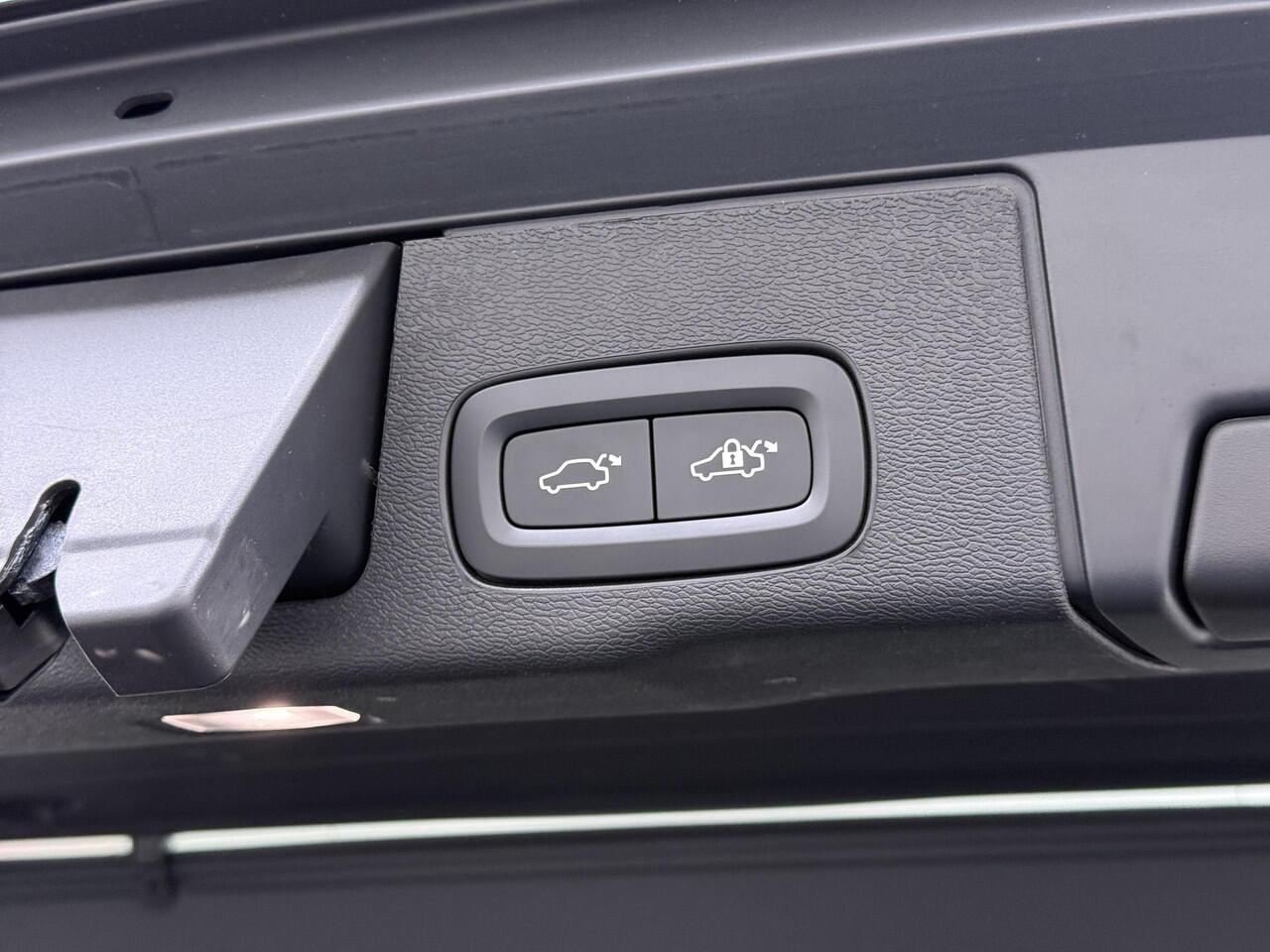 Volvo XC60 2.0 T6 Plug-in hybrid AWD Ultra Dark Black Edition 21Inch/Panodak/Massage/360Cam etc.