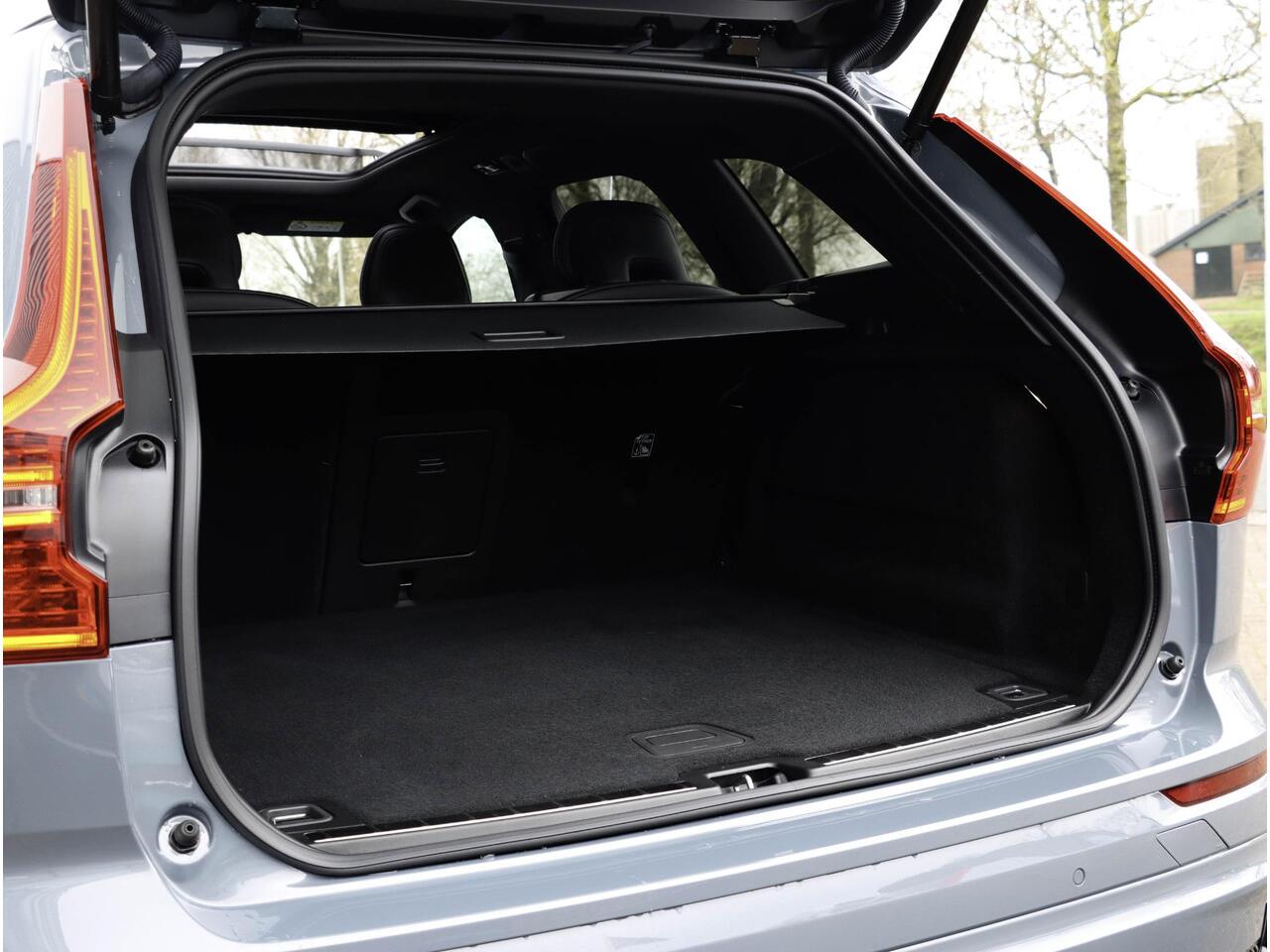 Volvo XC60 B4 Plus Dark Panodak | BLIS | Adapt. Cruise | Power Seats | Harman Kardon 197pk