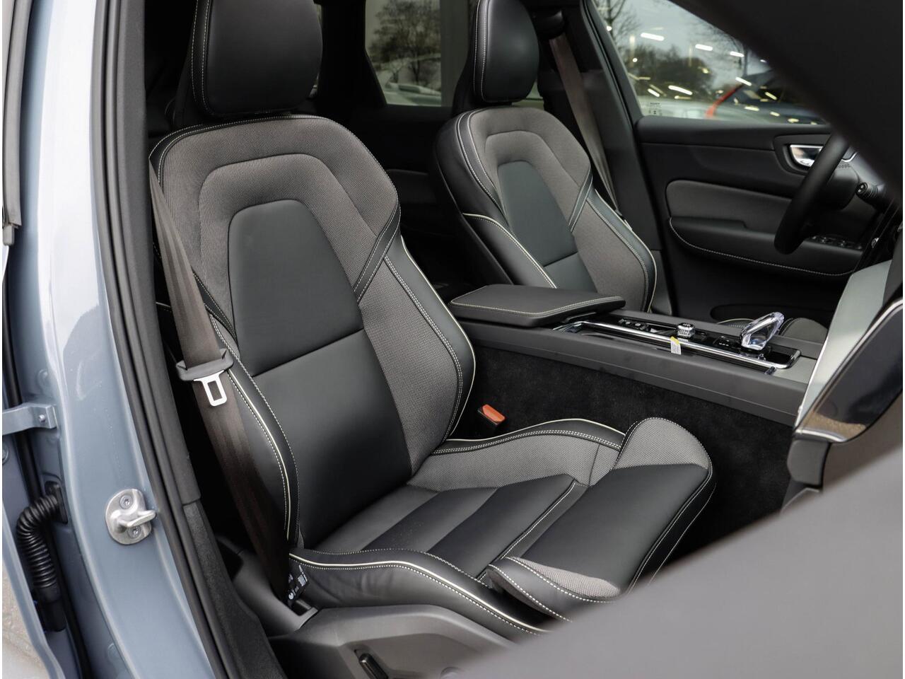 Volvo XC60 B4 Plus Dark Panodak | BLIS | Adapt. Cruise | Power Seats | Harman Kardon 197pk