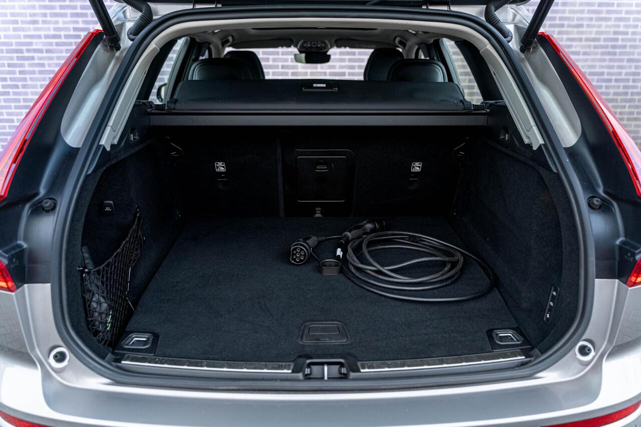 Volvo XC60 T6 Plug-in hybrid AWD Ultimate Dark | Bowers & Wilkins Audio | Luchtvering | Trekhaak | Stoel-/Stuurverwarming | Schuif-/kanteldak | Elektrische stoelverstelling | Keyless Entry | Dodehoekdetectie | Google | Long range | Carplay |