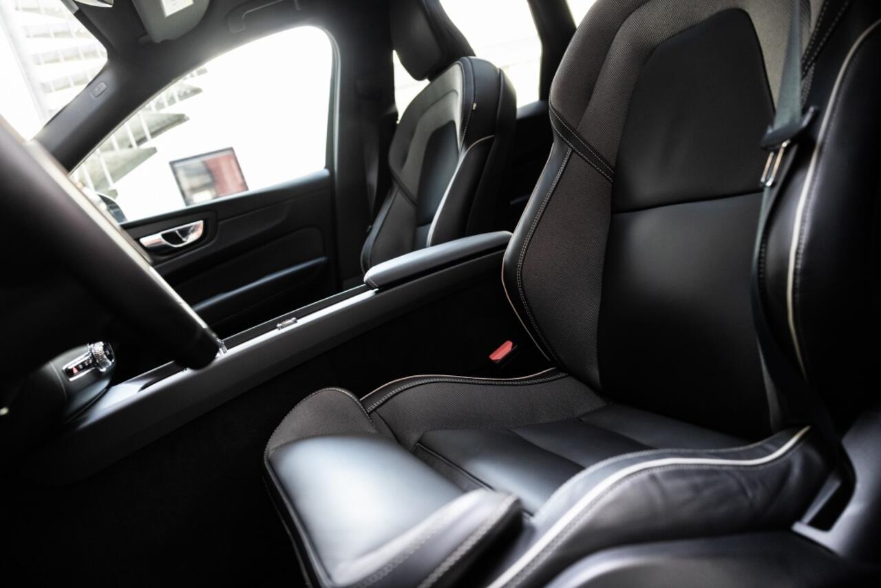 Volvo XC60 T8 Plus Black Edition AWD | H&K | 360 Cam | Pano |