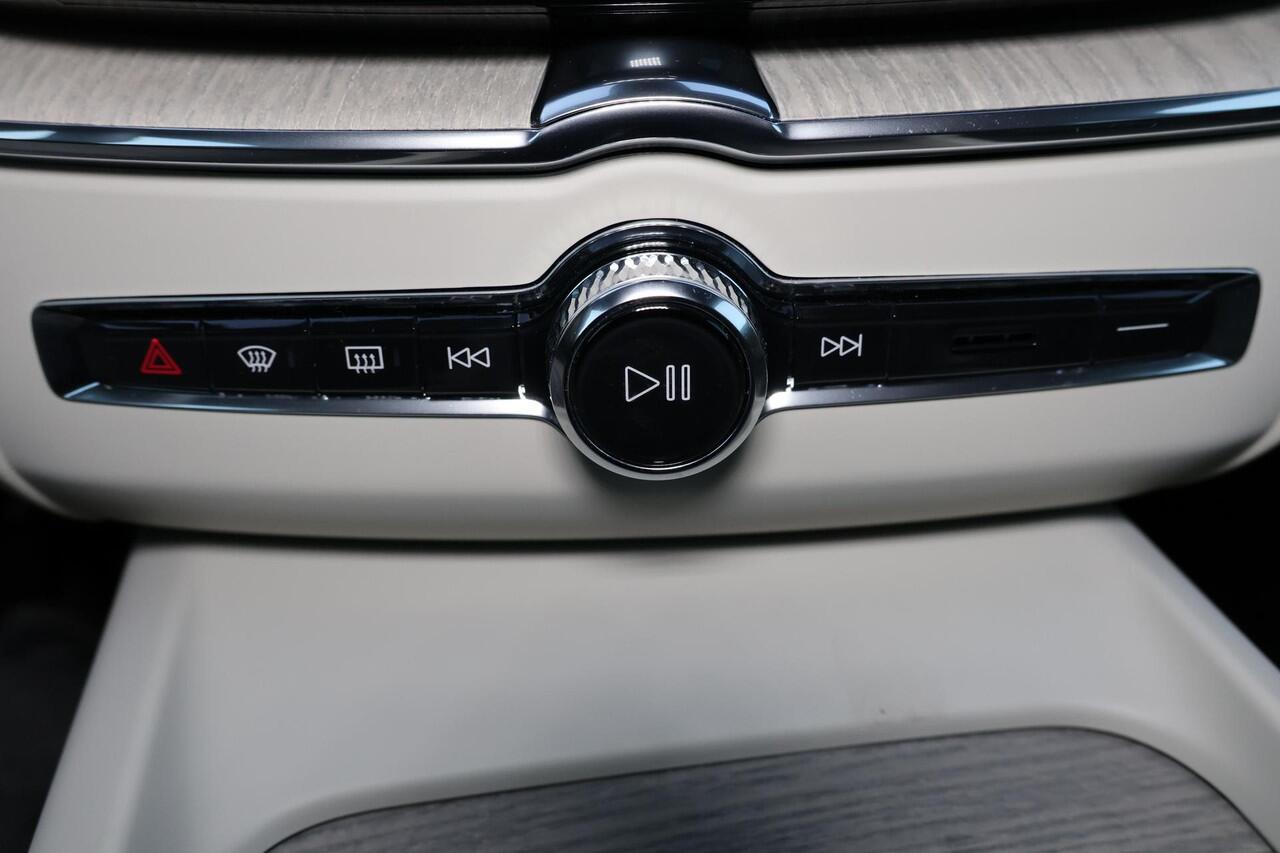 Volvo XC60 T8 Recharge AWD Ultra Dark - Panorama/schuifdak - IntelliSafe Assist & Surround - 360º Camera - Bowers & Wilkins audio - Adaptieve LED koplampen - Verwarmde voorstoelen, stuur & achterbank - Parkeersensoren voor & achter - Elektr. bedienb. voorstoelen met