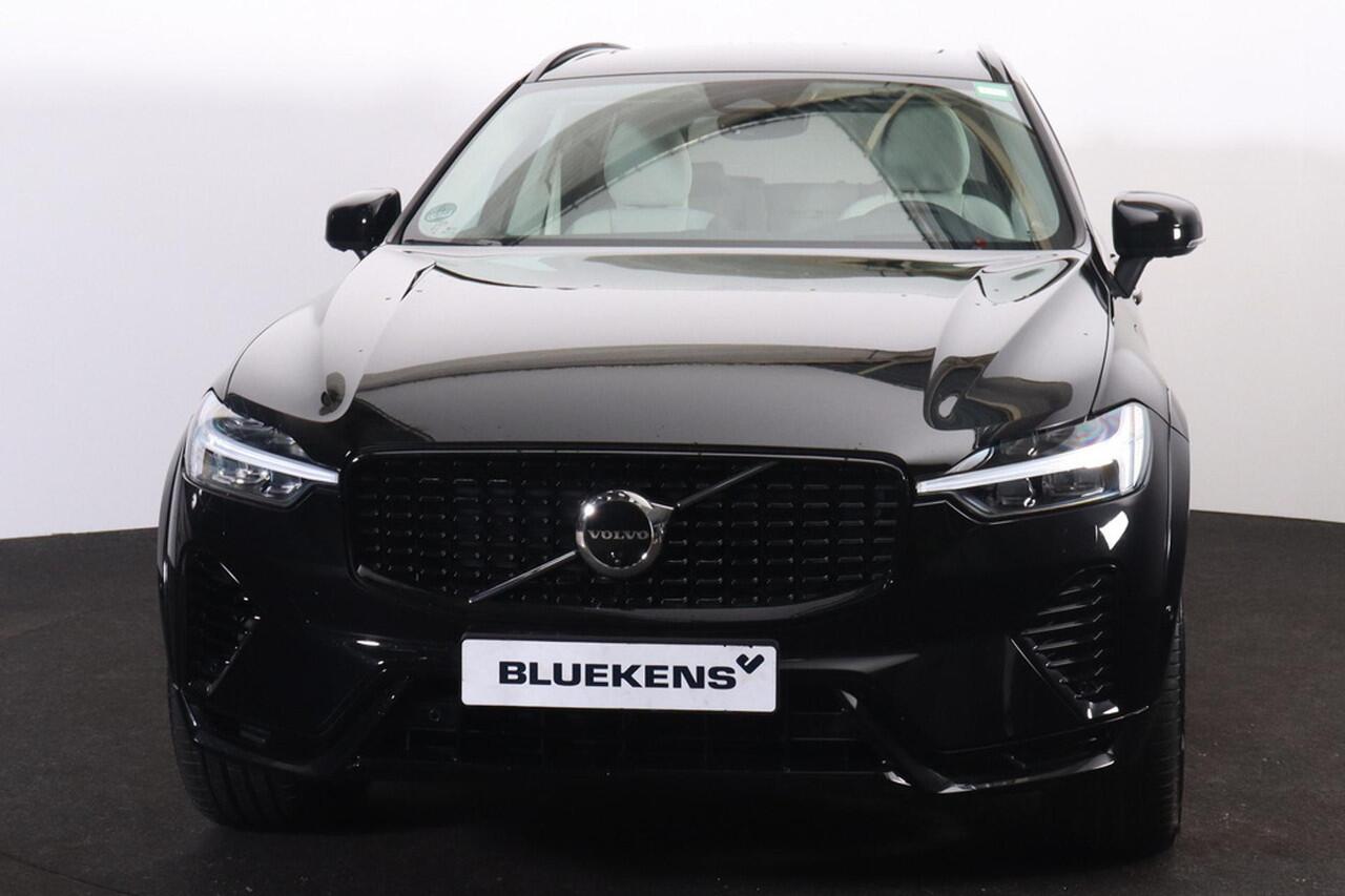 Volvo XC60 T8 Recharge AWD Ultra Dark - Panorama/schuifdak - IntelliSafe Assist & Surround - 360º Camera - Bowers & Wilkins audio - Adaptieve LED koplampen - Verwarmde voorstoelen, stuur & achterbank - Parkeersensoren voor & achter - Elektr. bedienb. voorstoelen met