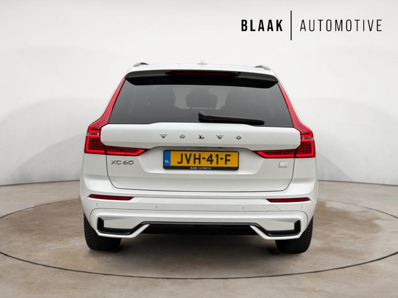 Volvo XC60 2.0 T6 AWD + Dark | H&K | panodak | 19inch