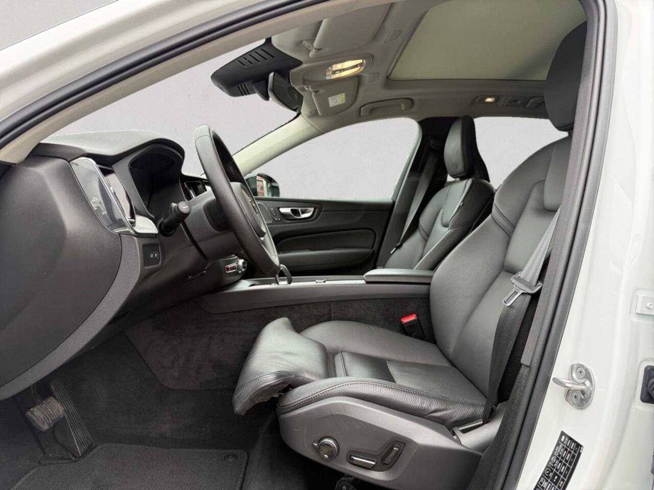 Volvo XC60 2.0 T6 AWD + Dark | H&K | panodak | 19inch