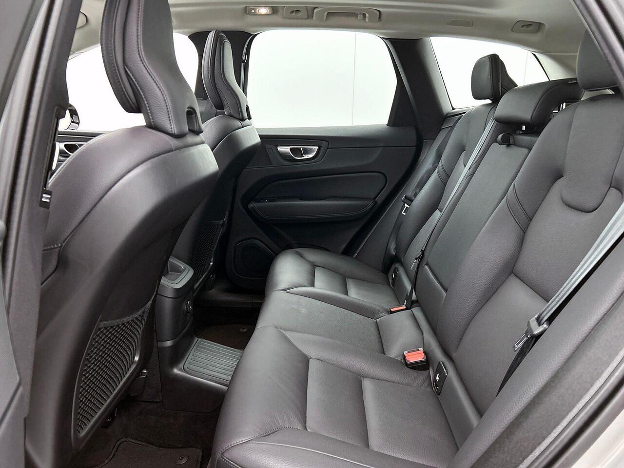 Volvo XC60 T6 Recharge AWD Plus Dark - Panorama/schuifdak - IntelliSafe Assist & Surround - 360º Camera - Verwarmde voorstoelen, stuur & achterbank - Parkeersensoren voor & achter - Elektr. bedienb. voorstoelen met geheugen - Draadloze tel. lader - Elektr. inklapbar