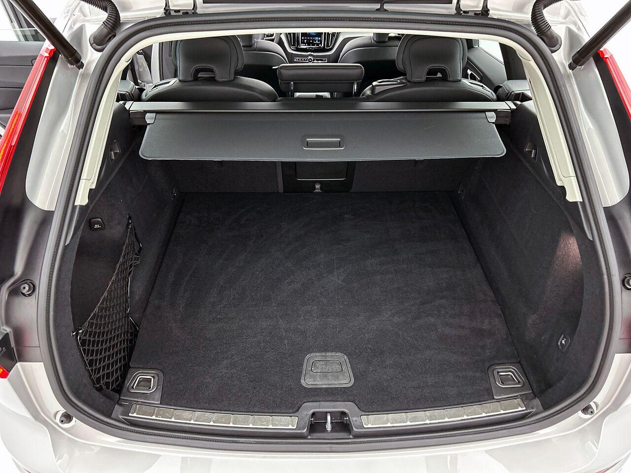 Volvo XC60 T6 Recharge AWD Plus Dark - Panorama/schuifdak - IntelliSafe Assist & Surround - 360º Camera - Verwarmde voorstoelen, stuur & achterbank - Parkeersensoren voor & achter - Elektr. bedienb. voorstoelen met geheugen - Draadloze tel. lader - Elektr. inklapbar