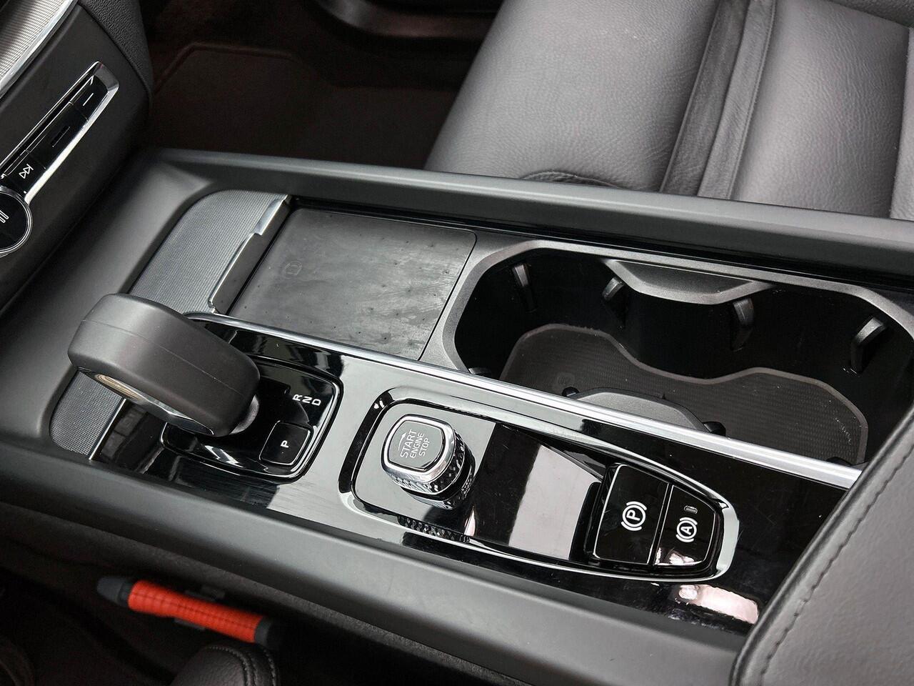 Volvo XC60 T6 Recharge AWD Plus Dark - Panorama/schuifdak - IntelliSafe Assist & Surround - 360º Camera - Verwarmde voorstoelen, stuur & achterbank - Parkeersensoren voor & achter - Elektr. bedienb. voorstoelen met geheugen - Draadloze tel. lader - Elektr. inklapbar