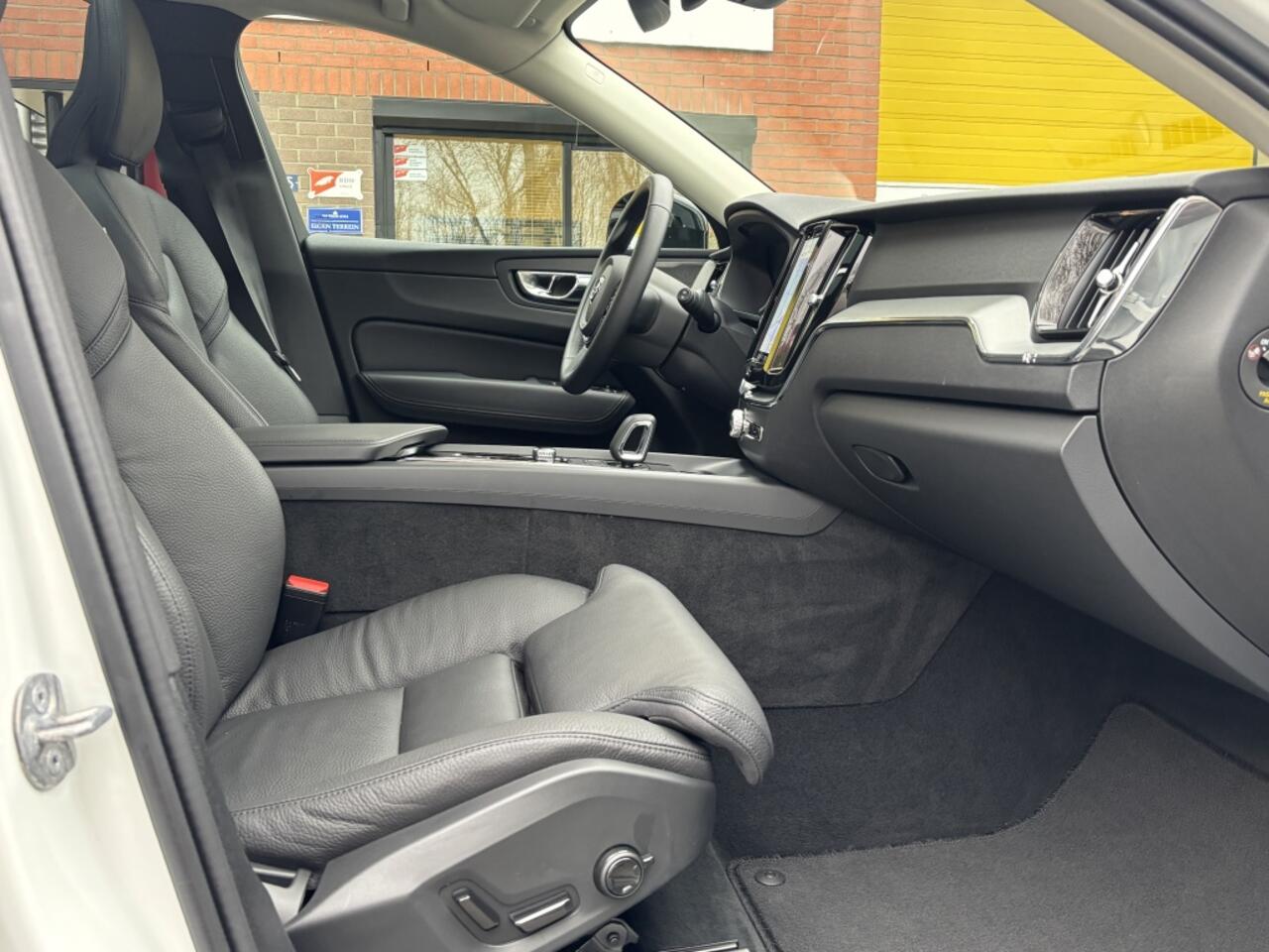 Volvo XC60 2.0 T6 AWD Dark LUCHTVERING Trekhaak Panorama 21" 360