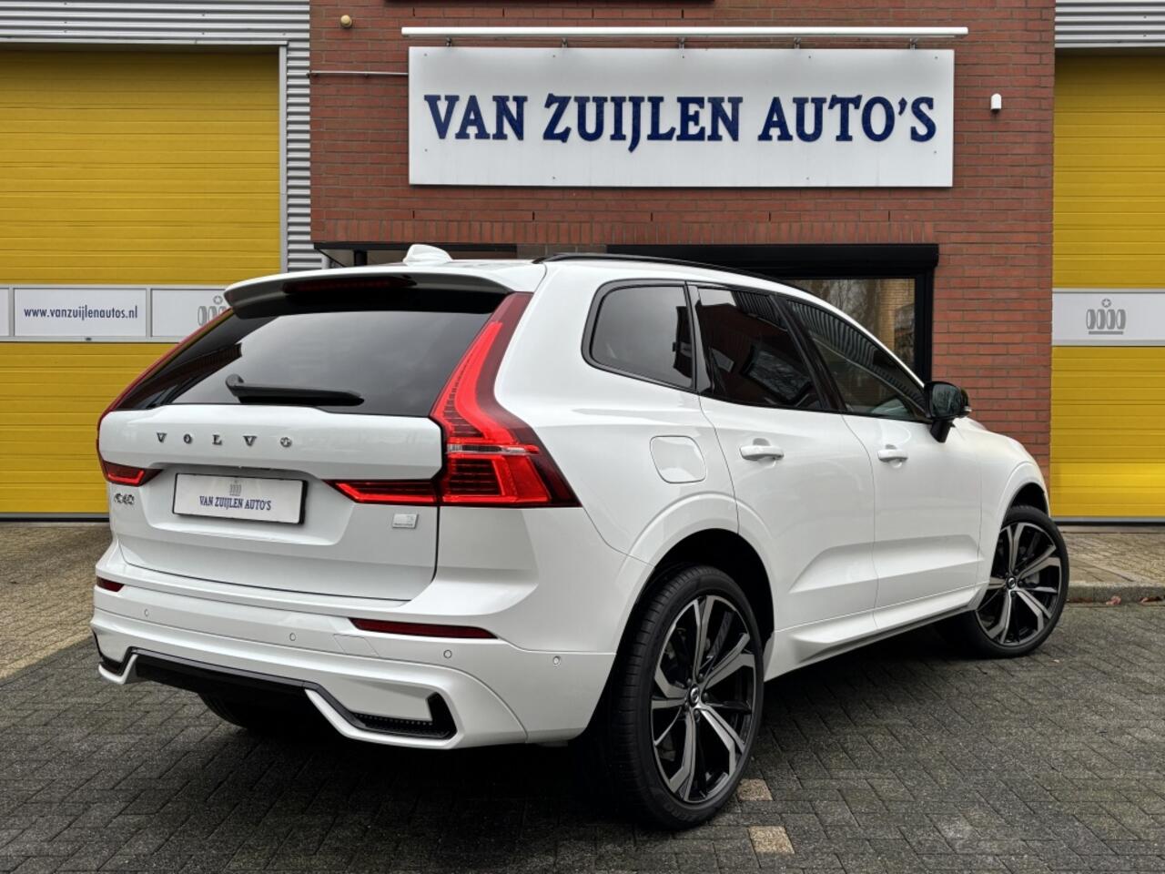 Volvo XC60 2.0 T6 AWD Dark LUCHTVERING Trekhaak Panorama 21" 360