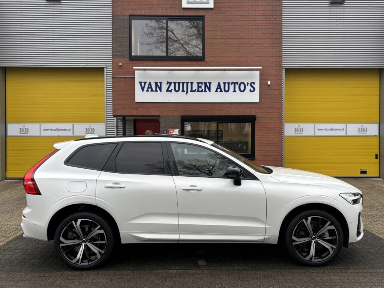 Volvo XC60 2.0 T6 AWD Dark LUCHTVERING Trekhaak Panorama 21" 360