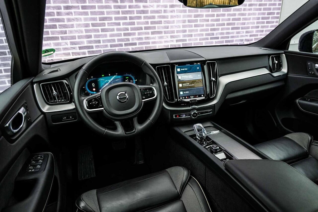 Volvo XC60 2.0 T6 Plug-in hybrid AWD Plus Black Edition | Adaptieve Cruise Control | Panoramadak | Stoel en Stuurverwarming | Dodehoek Detectie | 21" |