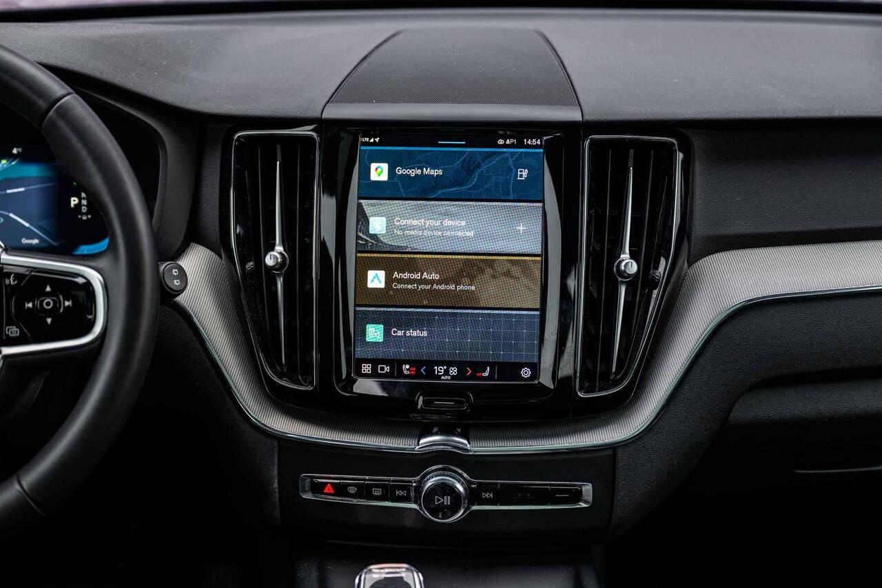 Volvo XC60 2.0 T6 Plug-in hybrid AWD Plus Black Edition | Adaptieve Cruise Control | Panoramadak | Stoel en Stuurverwarming | Dodehoek Detectie | 21" |