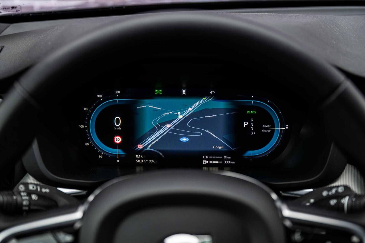 Volvo XC60 2.0 T6 Plug-in hybrid AWD Plus Black Edition | Adaptieve Cruise Control | Panoramadak | Stoel en Stuurverwarming | Dodehoek Detectie | 21" |