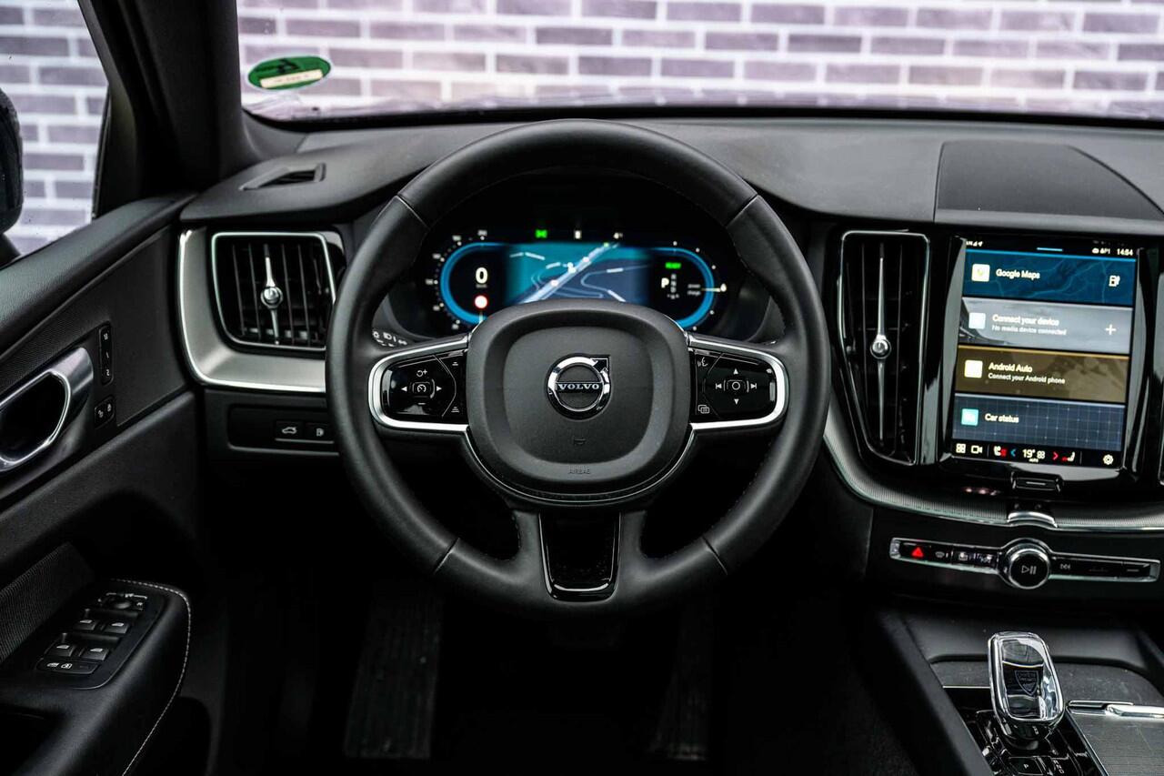 Volvo XC60 2.0 T6 Plug-in hybrid AWD Plus Black Edition | Adaptieve Cruise Control | Panoramadak | Stoel en Stuurverwarming | Dodehoek Detectie | 21" |