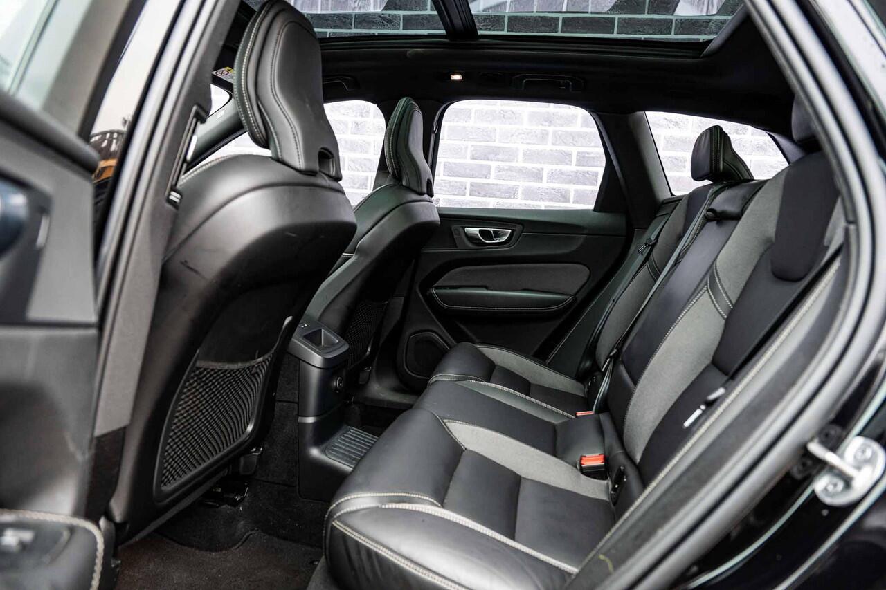 Volvo XC60 2.0 T6 Plug-in hybrid AWD Plus Black Edition | Adaptieve Cruise Control | Panoramadak | Stoel en Stuurverwarming | Dodehoek Detectie | 21" |