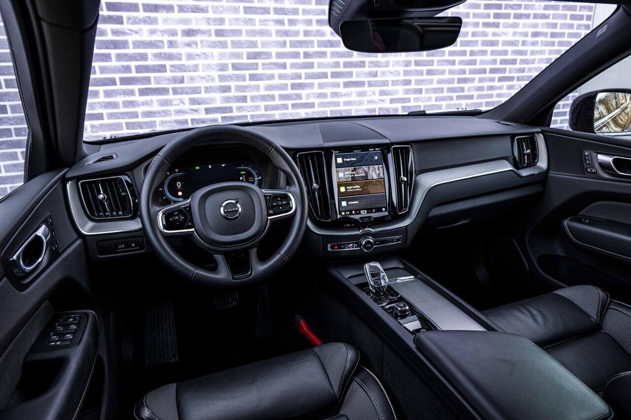 Volvo XC60 2.0 T6 Plug-in hybrid AWD Plus Black Edition | Adaptieve Cruise Control | Donker Glas | Panoramadak | Stoel en Stuurverwarming | Dodehoek Detectie | 21" |