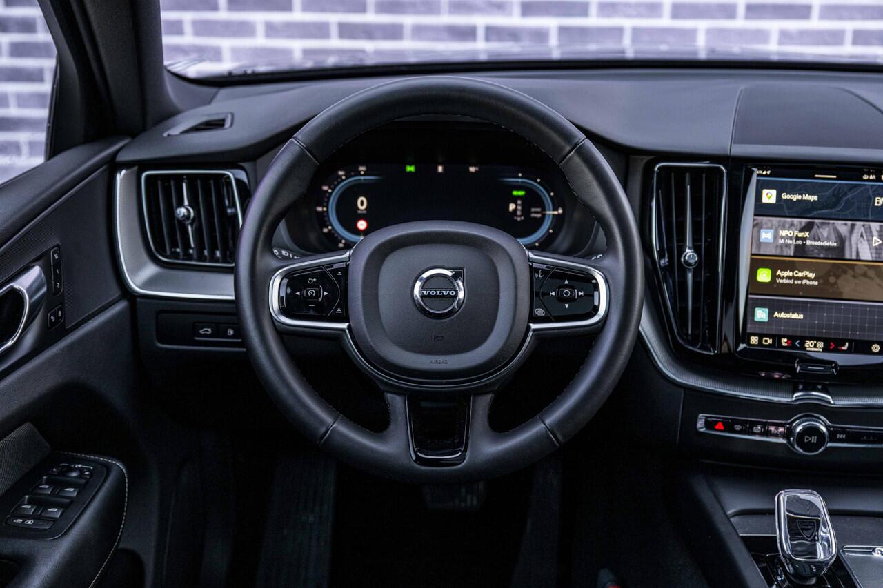Volvo XC60 2.0 T6 Plug-in hybrid AWD Plus Black Edition | Adaptieve Cruise Control | Donker Glas | Panoramadak | Stoel en Stuurverwarming | Dodehoek Detectie | 21" |