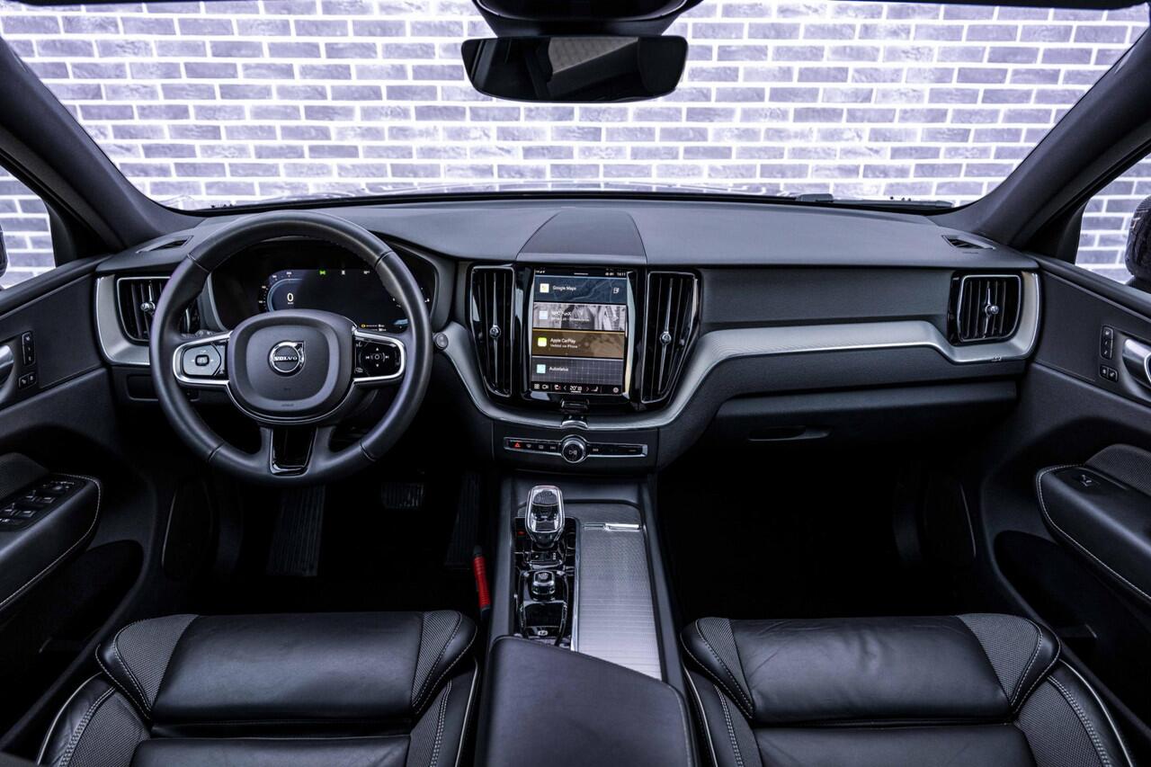 Volvo XC60 2.0 T6 Plug-in hybrid AWD Plus Black Edition | Adaptieve Cruise Control | Donker Glas | Panoramadak | Stoel en Stuurverwarming | Dodehoek Detectie | 21" |