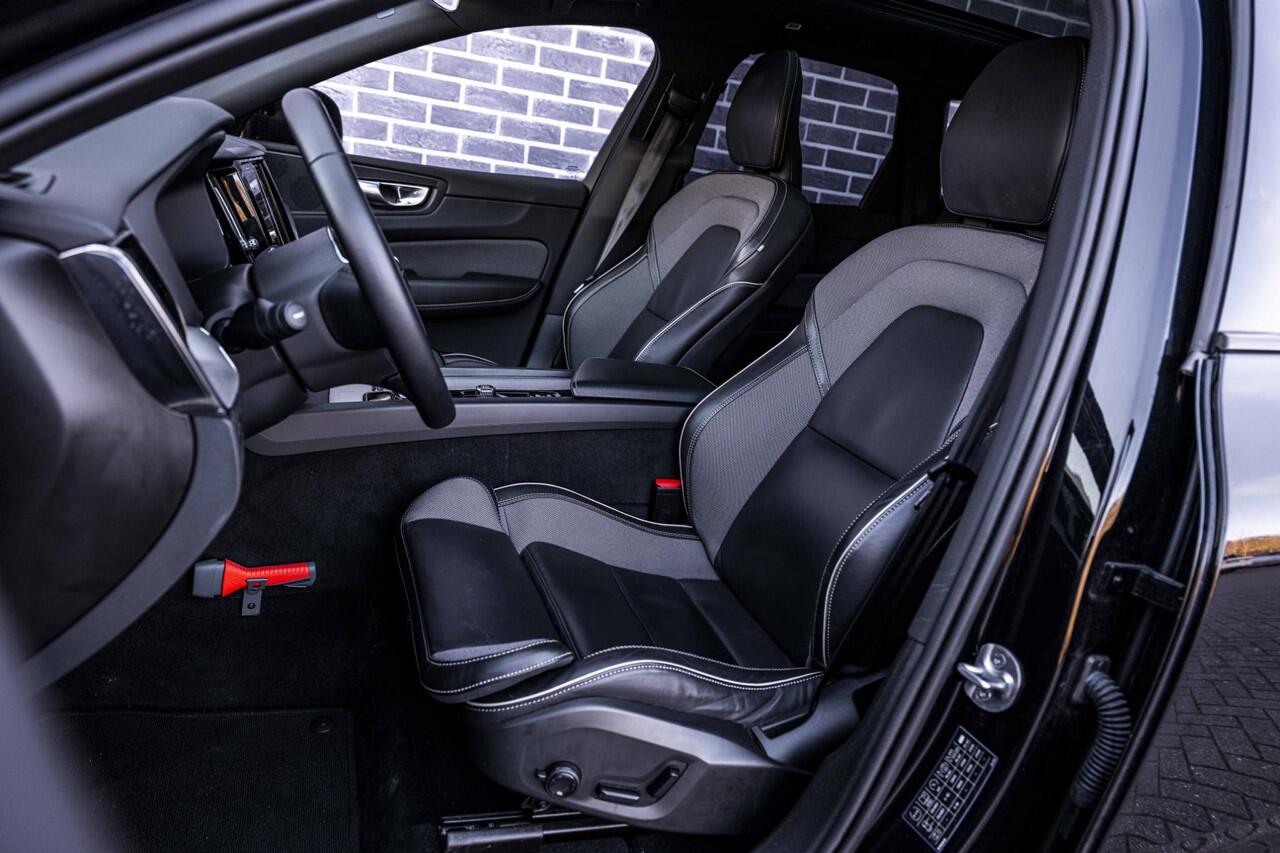 Volvo XC60 2.0 T6 Plug-in hybrid AWD Plus Black Edition | Adaptieve Cruise Control | Donker Glas | Panoramadak | Stoel en Stuurverwarming | Dodehoek Detectie | 21" |