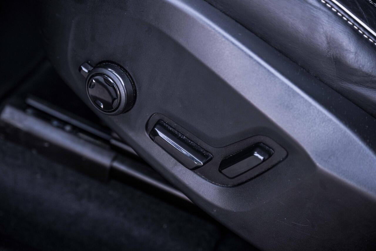 Volvo XC60 2.0 T6 Plug-in hybrid AWD Plus Black Edition | Adaptieve Cruise Control | Donker Glas | Panoramadak | Stoel en Stuurverwarming | Dodehoek Detectie | 21" |