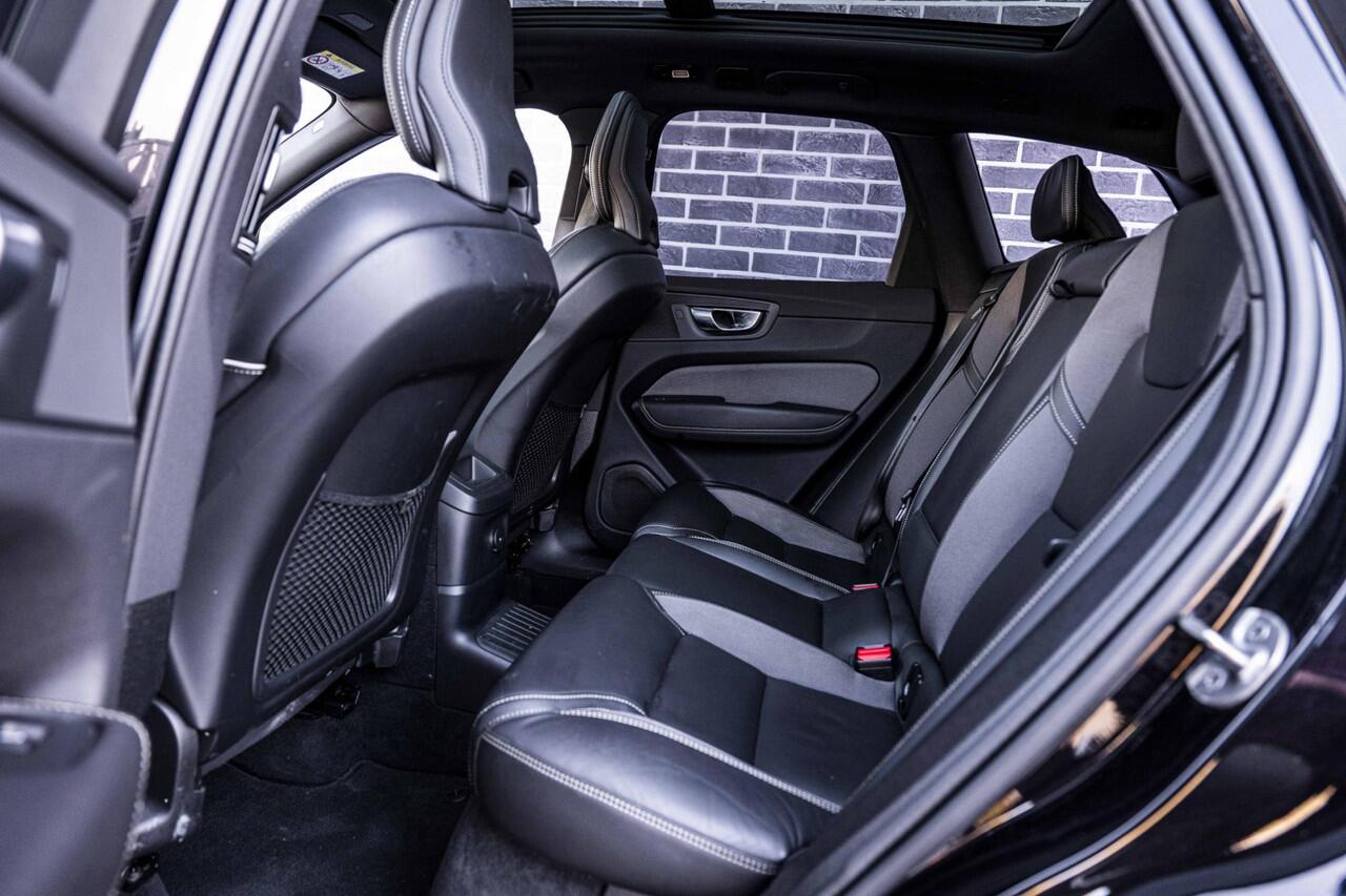 Volvo XC60 2.0 T6 Plug-in hybrid AWD Plus Black Edition | Adaptieve Cruise Control | Donker Glas | Panoramadak | Stoel en Stuurverwarming | Dodehoek Detectie | 21" |