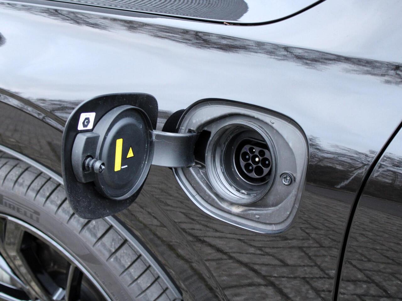 Volvo XC60 2.0 T8 AWD Ultra Black Edition Automaat / Panoramadak / Bowers&Wilkens audio / Luchtvering / Trekhaak / 360* camera / Treeplanken