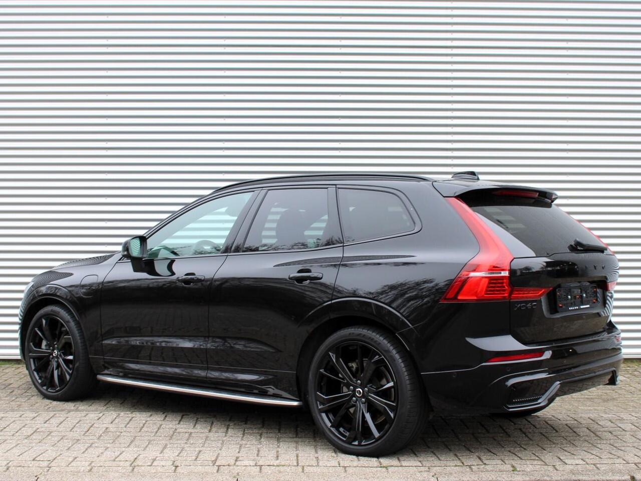 Volvo XC60 2.0 T8 AWD Ultra Black Edition Automaat / Panoramadak / Bowers&Wilkens audio / Luchtvering / Trekhaak / 360* camera / Treeplanken